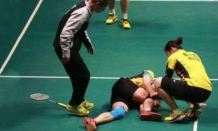 棋牌游戏中的“先发优势”：在不同规则下，先手与后手的胜率差。（棋牌游戏的先手效应：不同规则下先后手胜率的差异）